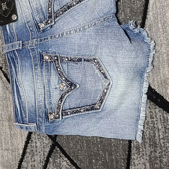MISS ME EMBROIDERED LEATHER RHINESTONES FLOWERS RAW-EDGE DENIM JEAN SHOR… - Picture 8 of 12
